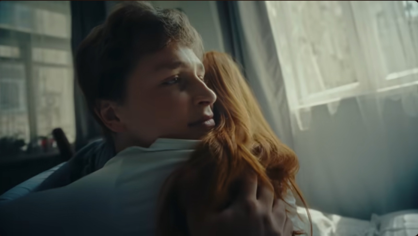 An embrace by a window, film still